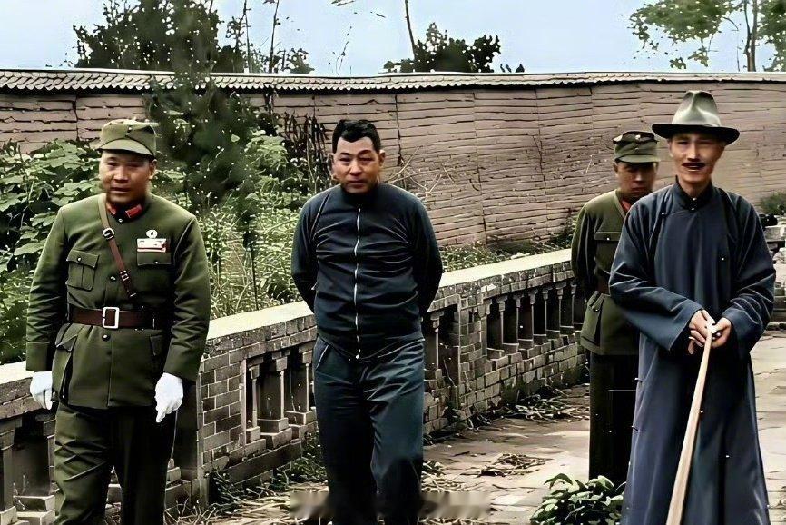 1936年，“西安事变”前夕，张学良陪蒋介石登华山观光。踌躇满志的少帅穿美国进口