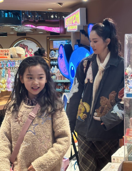 网友偶遇小酒窝和董璇，今天打扮得好漂亮。董璇带着女儿小酒窝出来逛逛，看到玩具又走