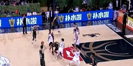 我发誓，我刚才看手机，直接从沙发上弹起来了。南京队的郭昊文，就那个两米多的大个