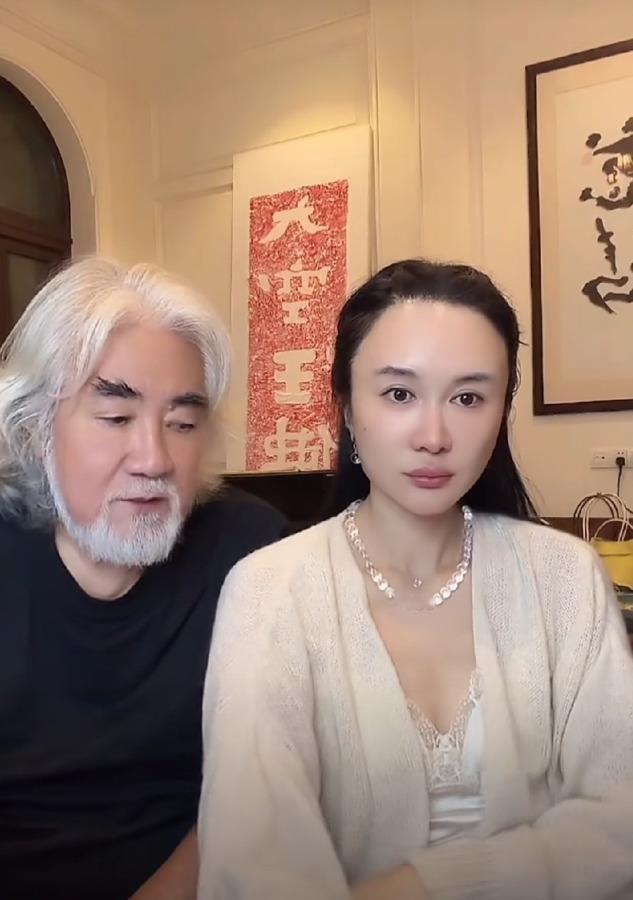 张纪中直播标错价亏掉大笔钱，杜星霖当场骂他老糊涂，这段比剧还真。镜头里他满头白发赔笑，她马尾素颜沉脸