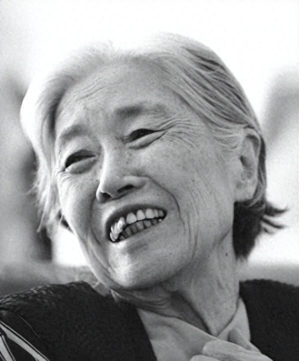 2006年王光美去世，李讷亲自到场参加葬礼，追悼会上以“王妈妈”称呼王光美，场面