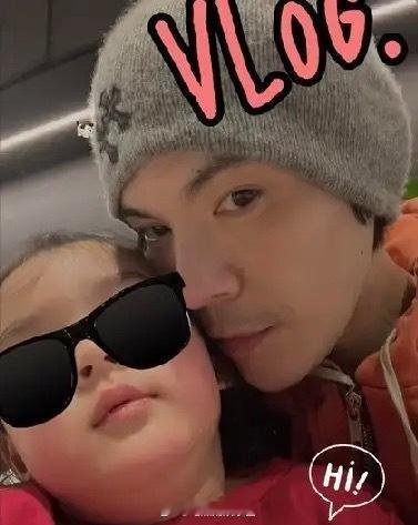 郭碧婷和老公带两个孩子出游，向佐搂着3岁儿子，弟弟向笙小脸肉乎乎，遮住眼睛也能看