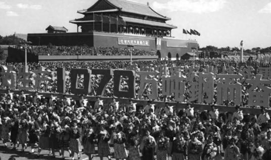 1958年沈醉到天安门观礼，望见毛主席身侧的女人顿觉恐慌，她是谁？ 