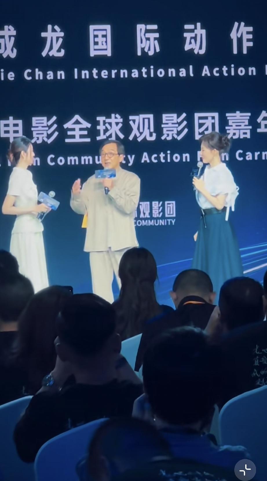 8月11日，成龙现身哈尔滨参加第7届成龙国际动作电影周，染了头发仍看到白发，但精