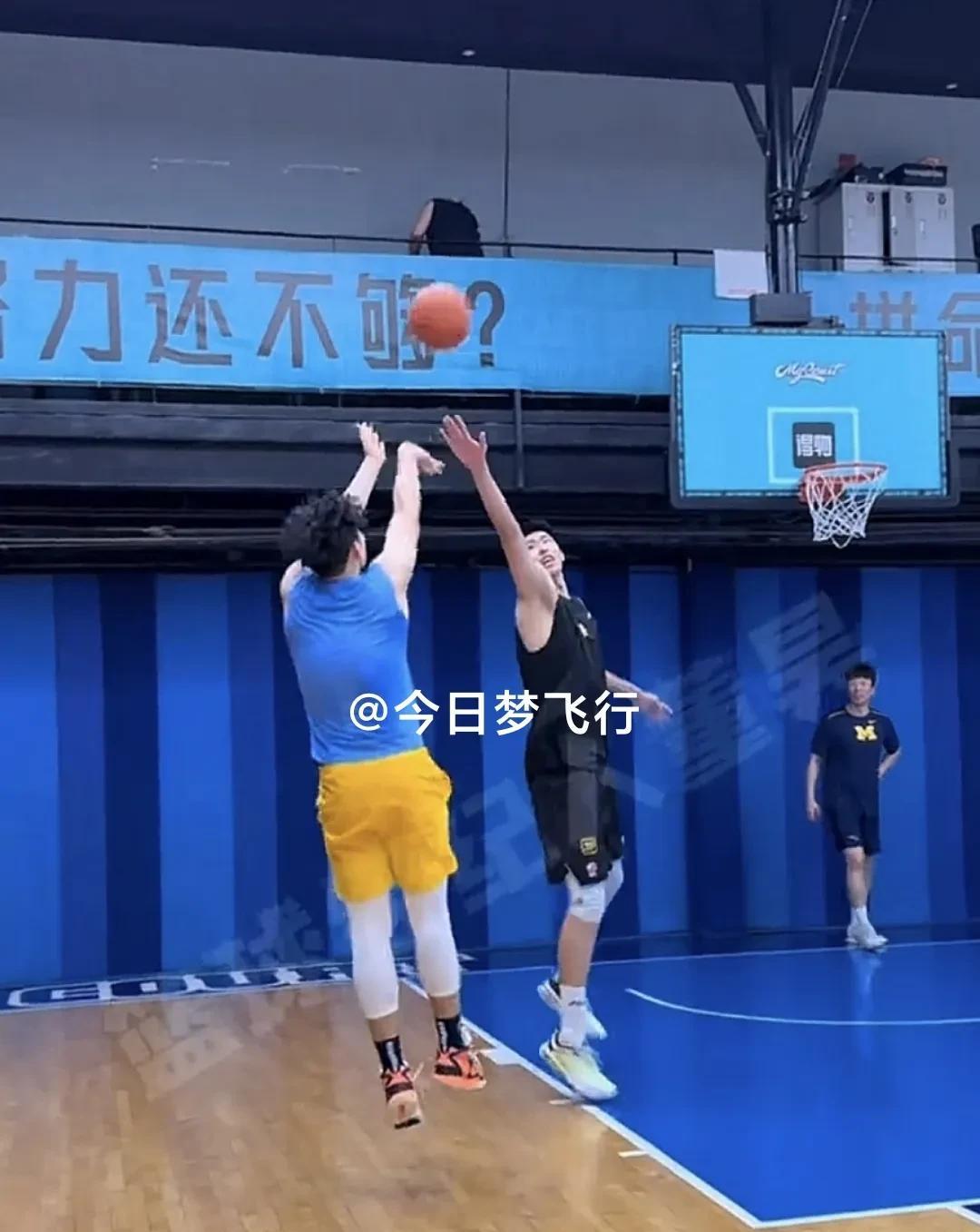 旅美小将李信仪Pk广东队小蛇徐昕！身高2米08的旅美小将李信仪，刚刚加入篮球经