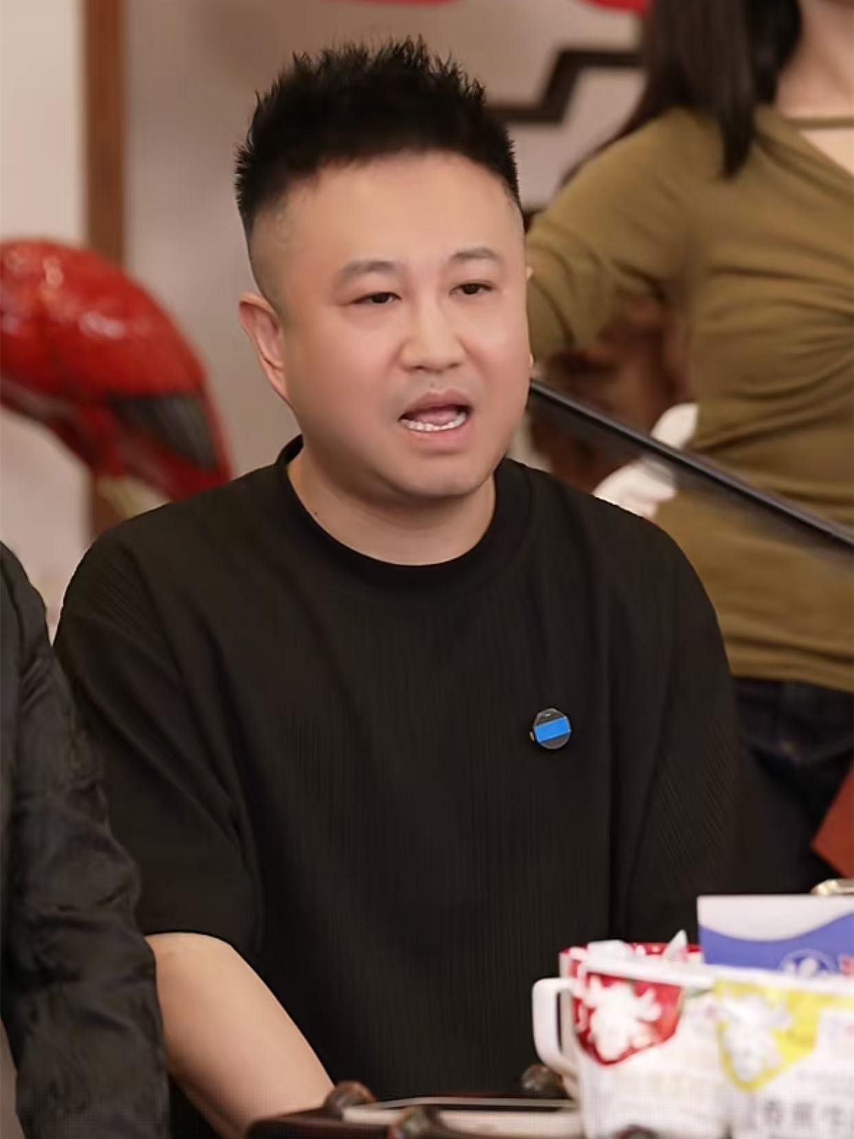 天津顽皮哥应邀来到郭德纲直播间，成为了这场直播的非德云社演员。郭德纲邀请顽皮哥
