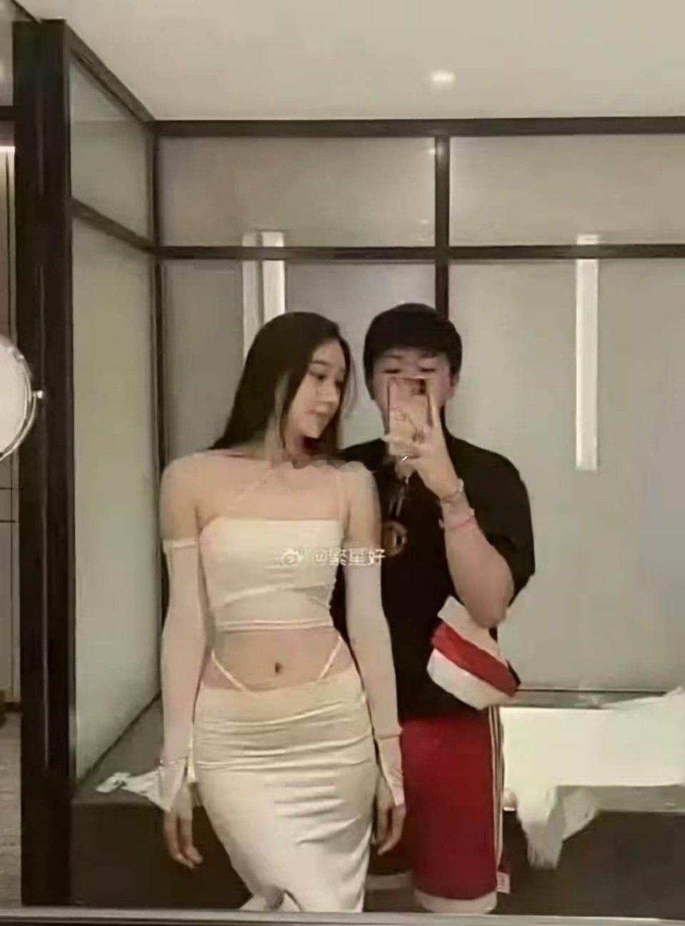 小伊伊粉丝深挖出牌牌琦和美美合照！这照片是牌总吗？