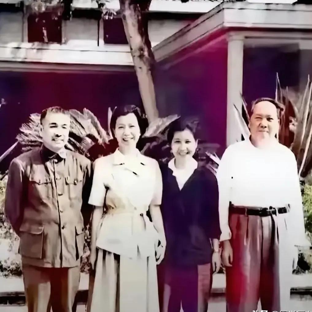 1961年春天，毛主席夫妇到广东视察，与时任省委第一书记陶铸、曾志夫妇合影。1