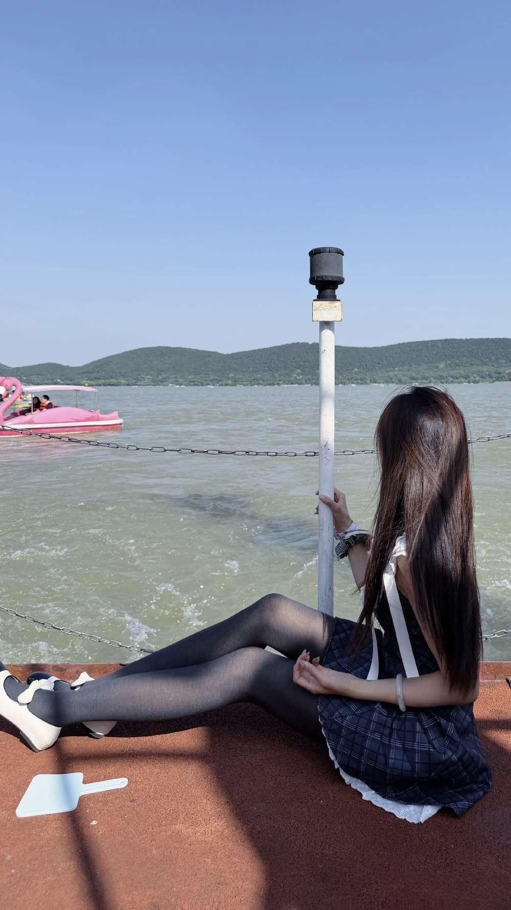 这套是“甜雅复古的格纹蕾丝”穿搭，适配中式园林水景场景，柔美与复古感兼具：