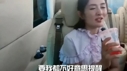 有一次，谢娜在国外旅游时，向包文婧借了3万澳元，买了一个手工包，后来，谢娜只还了
