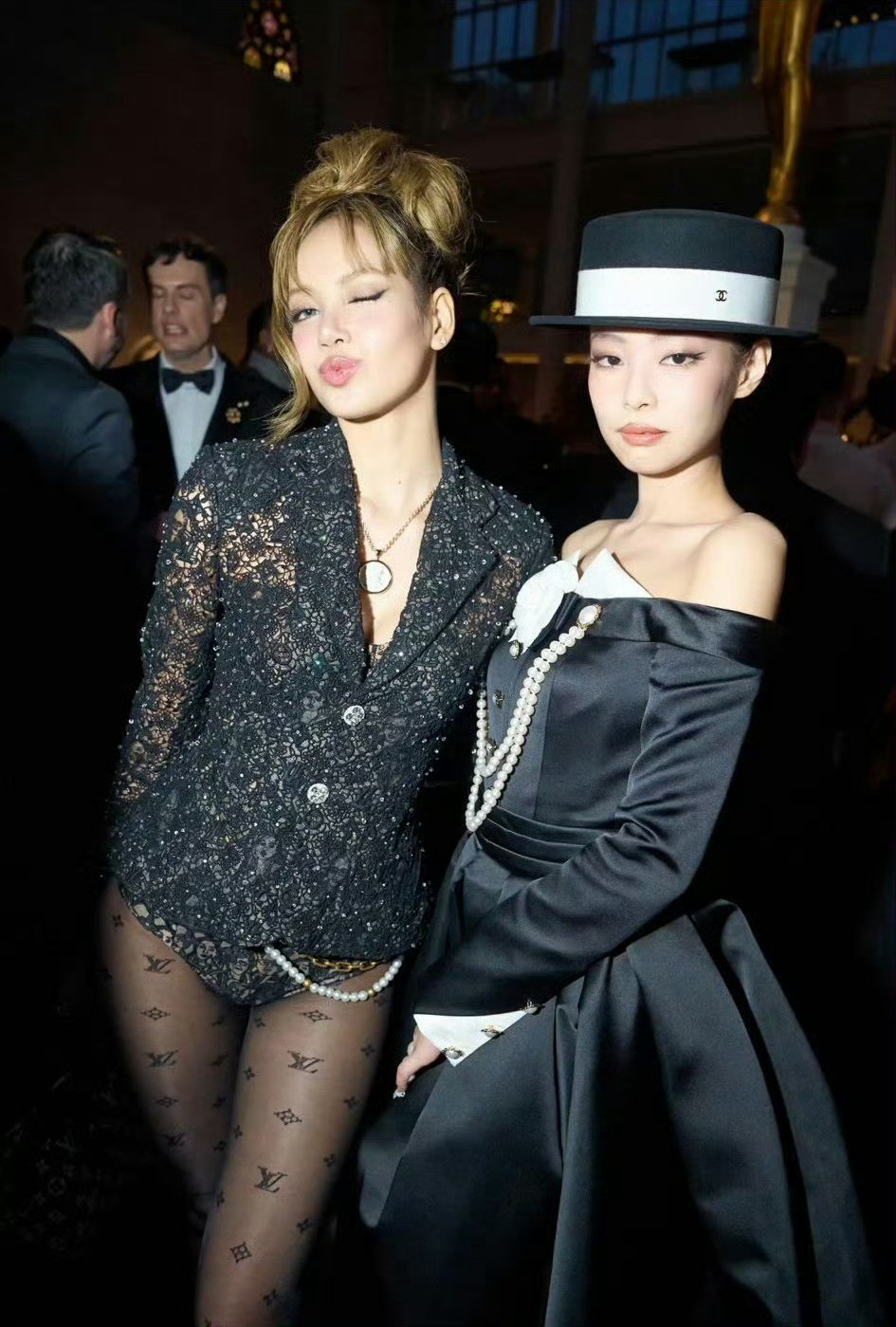 JennieLisa同框MetGala难得的同框！Jennie＆LisaMe