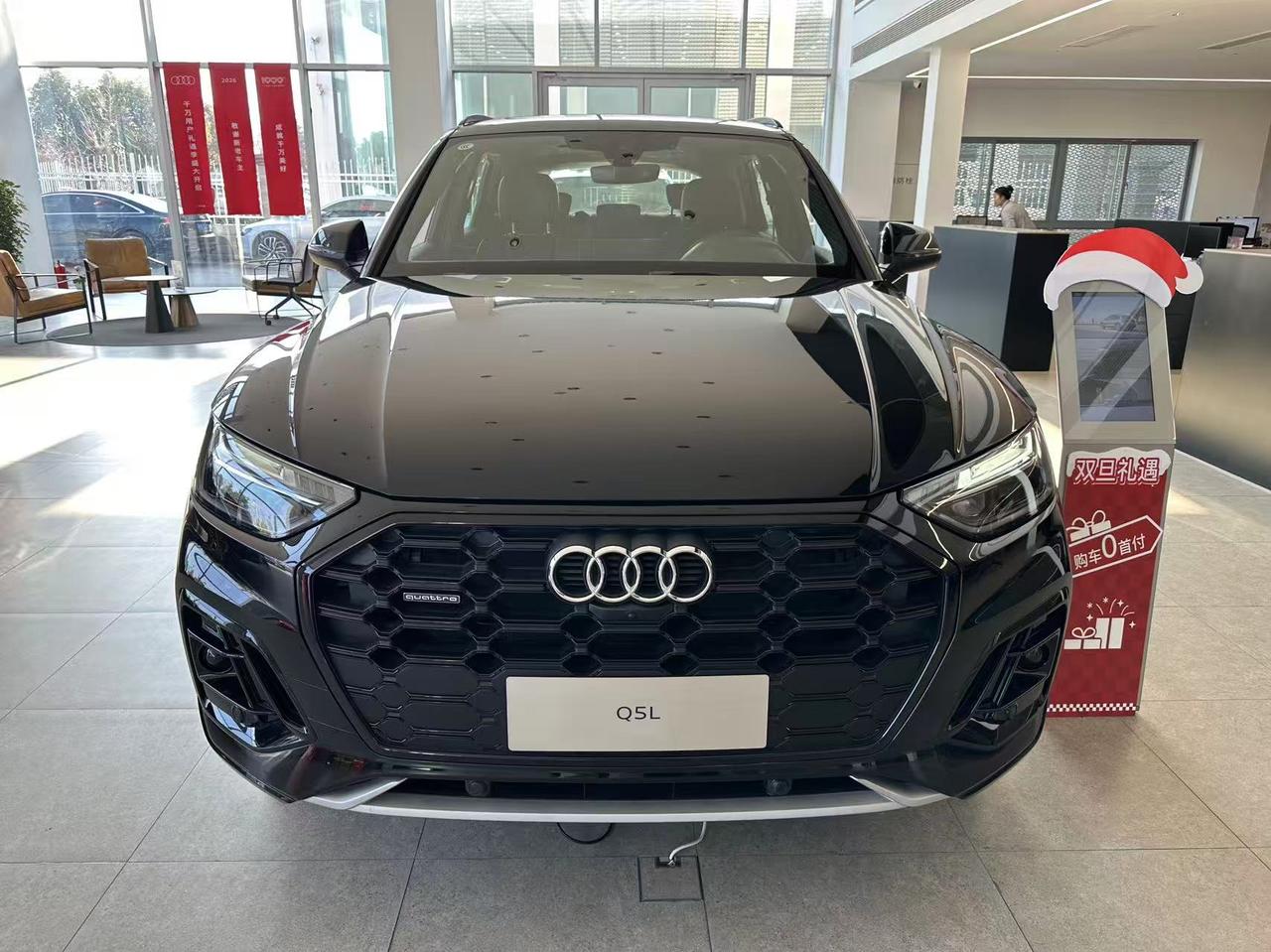 陪老同学来提A5L，角落停着一辆上代的奥迪Q5L，新款到店之后，看老款的人明显不