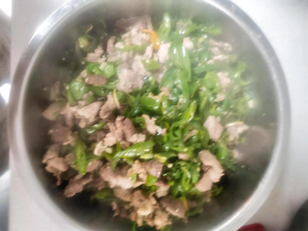 今日食堂菜谱：辣椒炒肉油焖四季豆萝卜芋头汤。人间烟火气，在我身上充分体