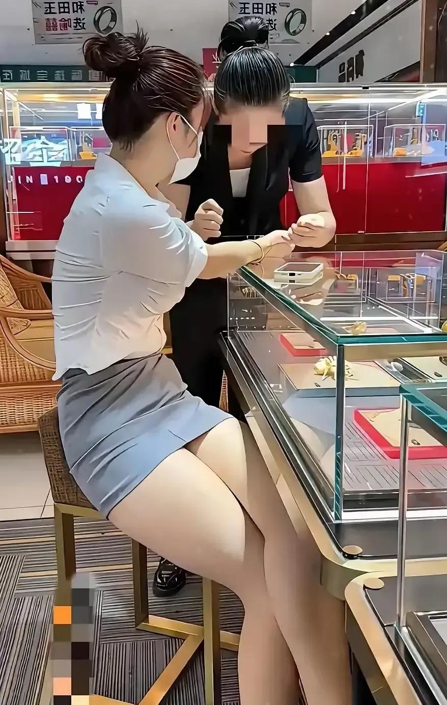 我发现有些看着体面的职场人，一个意外就能把人生翻个底朝天。响水金店那个女副店长