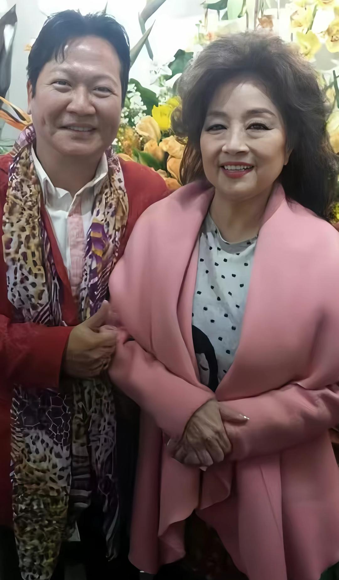 在花丛前合影，笑容灿烂。德艺双馨的老前辈带给我们无数经典，大家还认识他俩吗？