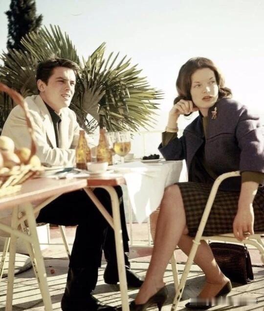 全球第一帅哥阿兰德龙，年轻的时候真是帅呀，这是当年他和罗密施耐德在家中阳台一起相