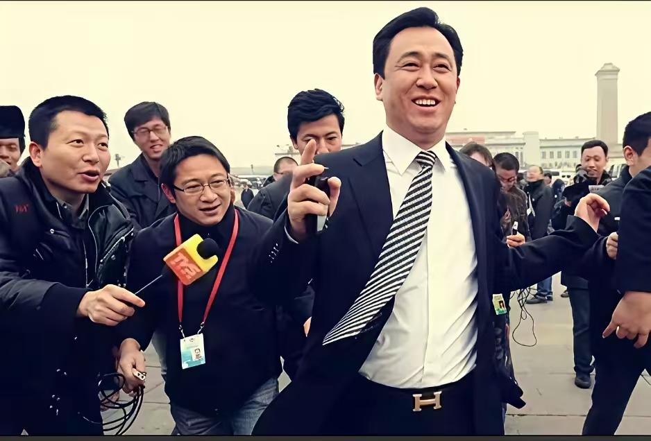 许家印是不是从一开始就计划好了。他前几年突然带着老婆回河南老家祭祖，给老师一套房