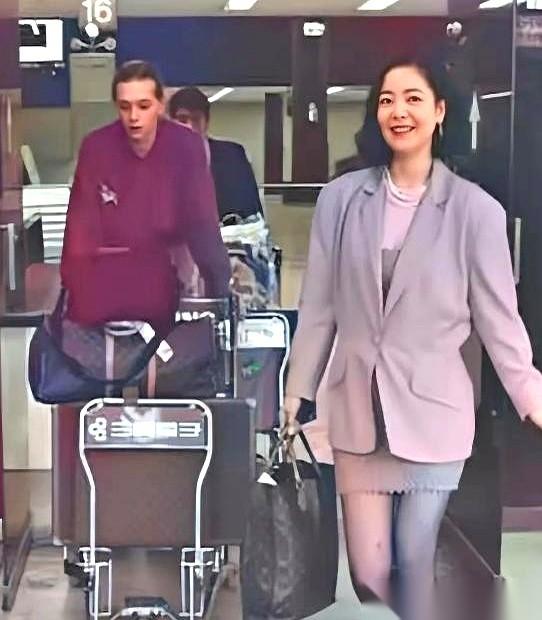 1991年，东京机场，38岁的邓丽君正被一个法国小伙子搂着肩膀。这个叫保罗的男