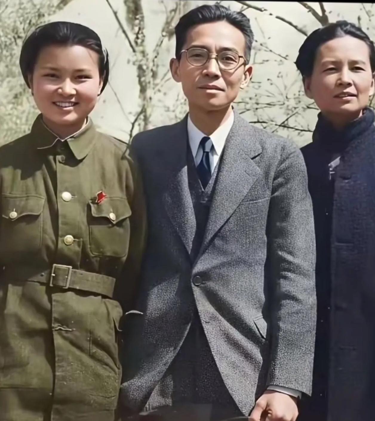 这是20岁梁再冰的军装照，当时梁再冰决定南下参军，梁思成和林徽因一开始并不同意，