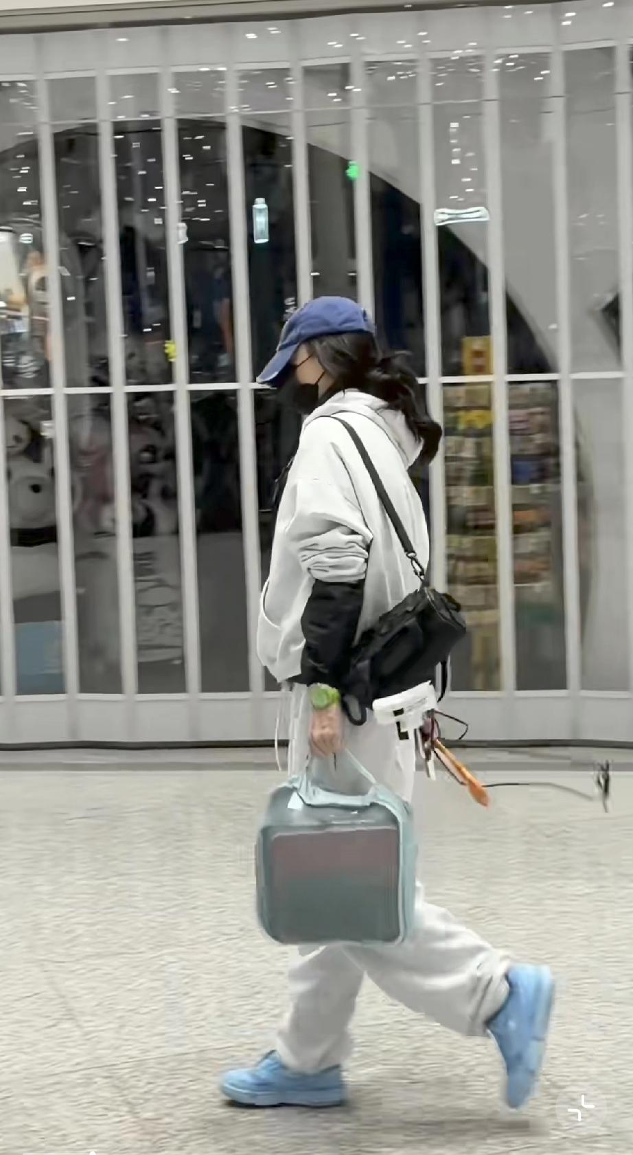 3月29日，张柏芝独自现身北京机场，捂得特别严实没带保镖，她以为别人认不出她来，