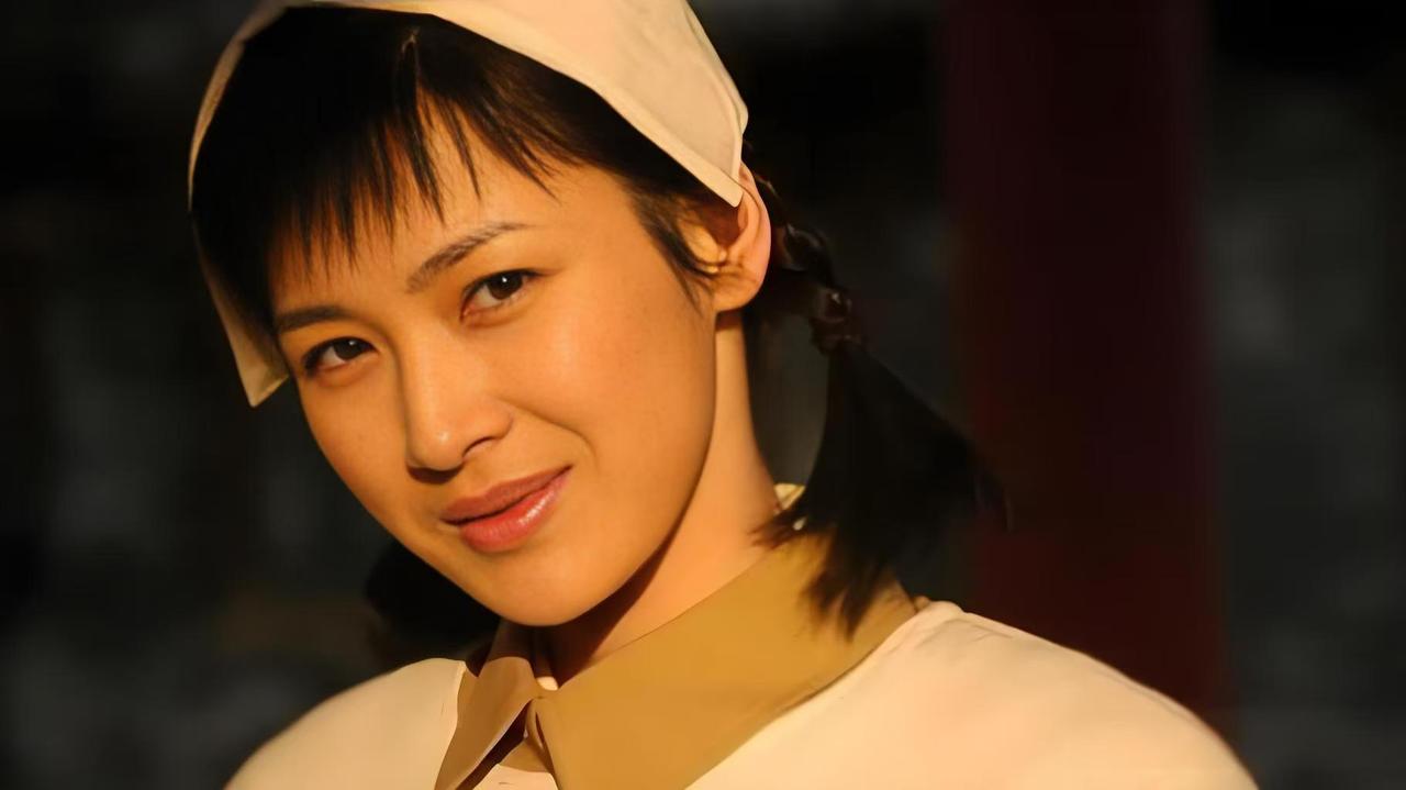 12年前，身家50亿的温州首富周旭辉，背着原配老婆，看上了演李云龙老婆的童蕾。在