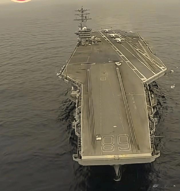 坠海了!坠海了。就在昨天(十月二十六号),美国尼米兹号航母上的两架军机相继坠海