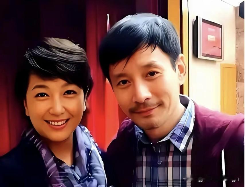 江珊和田小洁只差三岁，可同框看着相貌气质差距很明显，年轻时颜值高低一眼就能看出来