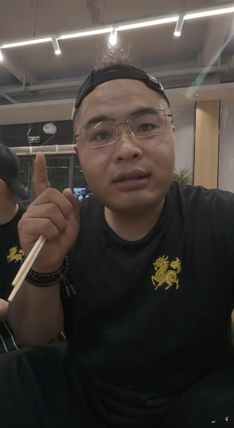 豆二两的饭店逃单逃了14000块豆二两都开始怀疑人生了其实不应该怪顾客逃单，