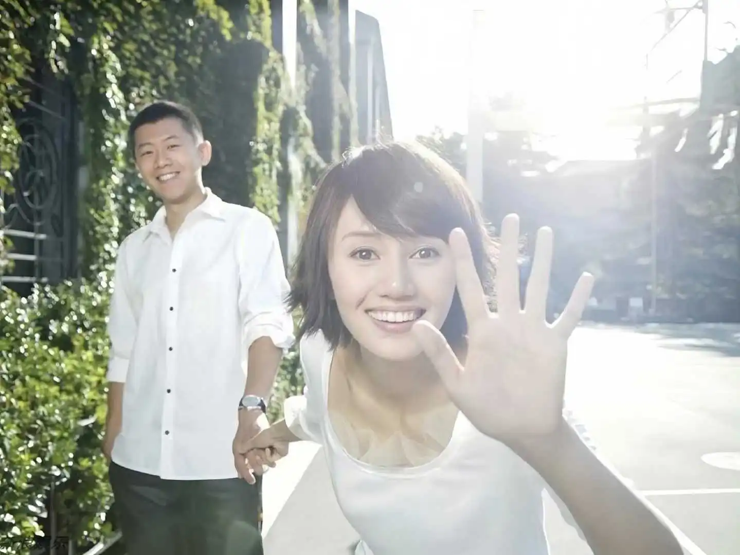 袁泉夏雨婚纱照：笑容随性最动人​