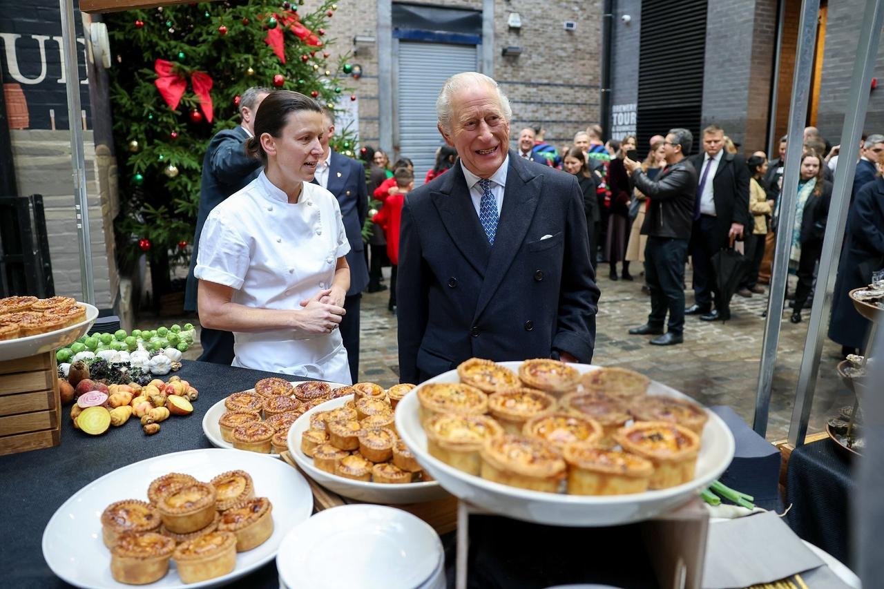 卡米拉王后是君主制的终结者，威廉王子将会失去自己的王位？查尔斯三世坚持不退位，认