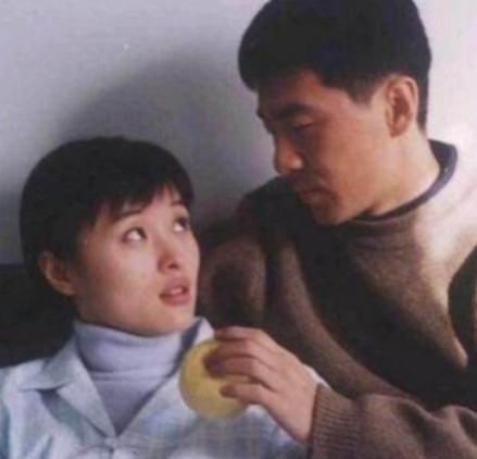 2005年，陈建斌抛弃了吴越，转身娶了蒋勤勤，主持人问吴越：“和他同居5年，突然