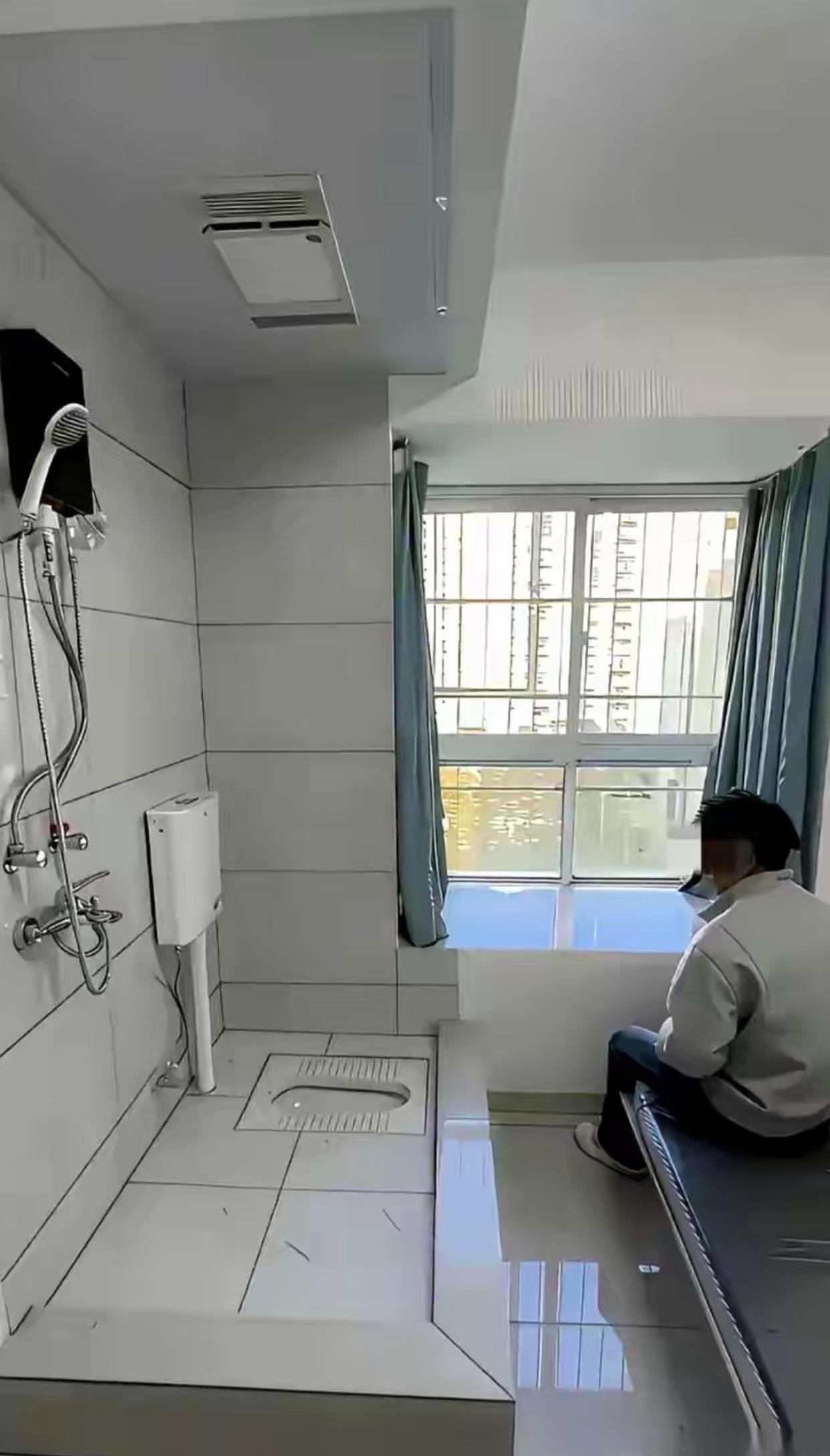 吃喝拉撒睡，都在一个空间，这其实也没有什么不能接受的。电视剧《父母食堂》里，就有