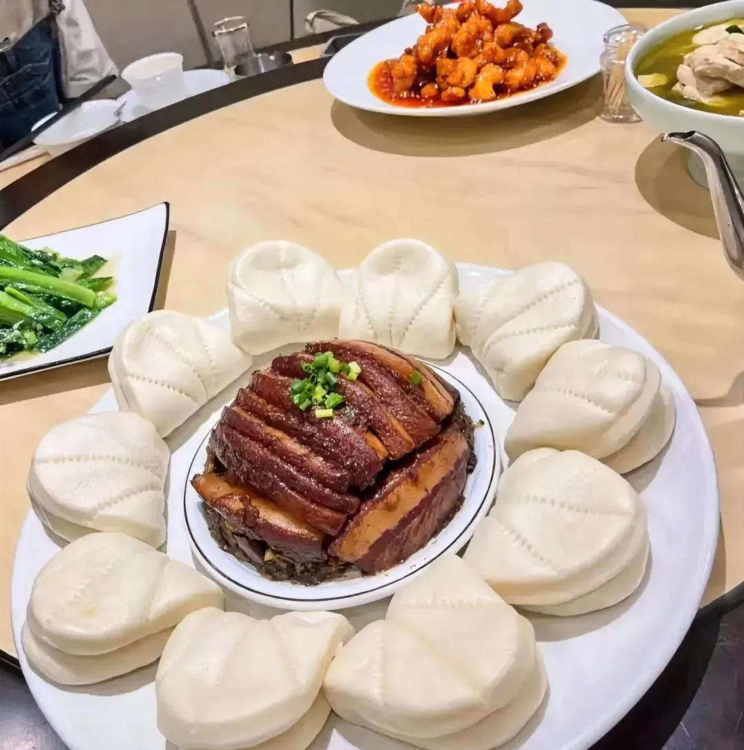 怎样判断饭店是不是预制菜？上菜快，一次上齐。味道整齐划一，没有锅气。后厨厨