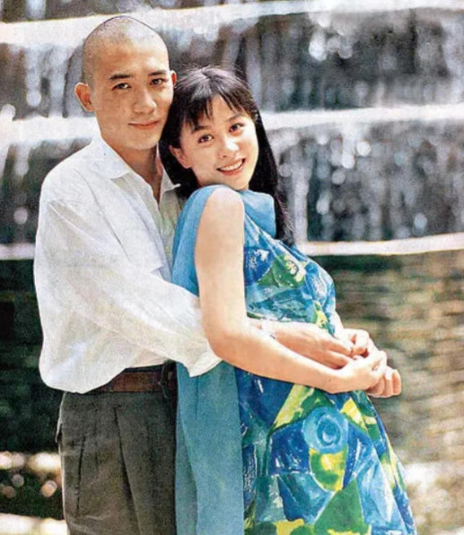 当年，刘嘉玲刚和许晋亨订婚，就和林俊贤传出了绯闻，最终被许晋亨悔婚，面对媒体指责