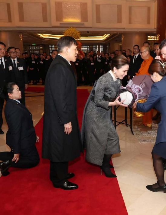 从机场到入住酒店，泰国王后的气质与身材并存，一身时髦穿搭太有东方美啦！11月13