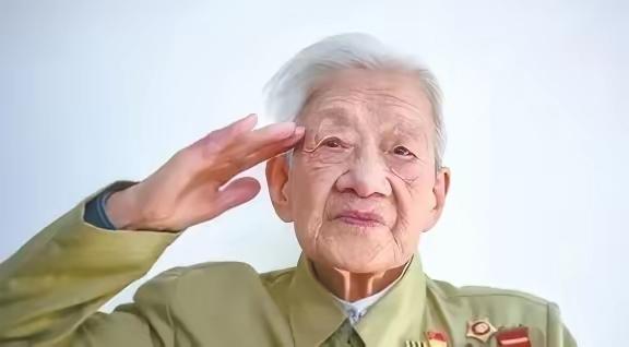 ​​“黄继光堵枪眼是骗人的！”“都没黄继光这个人！”几年前，战斗英雄黄继光的英雄