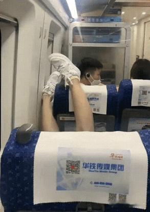 高铁上的一幕，看完心里挺不是滋味。后排女子直接把脚伸到前排乘客脑袋后方，前排情侣