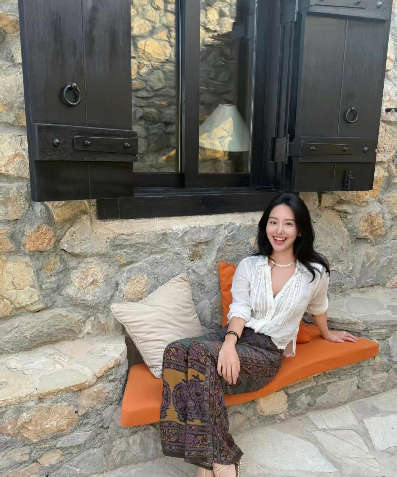 杨采钰的一张假期旅游照，穿搭时尚靓丽，又漂亮活力，发现她的鞋子总是称为很亮眼的元