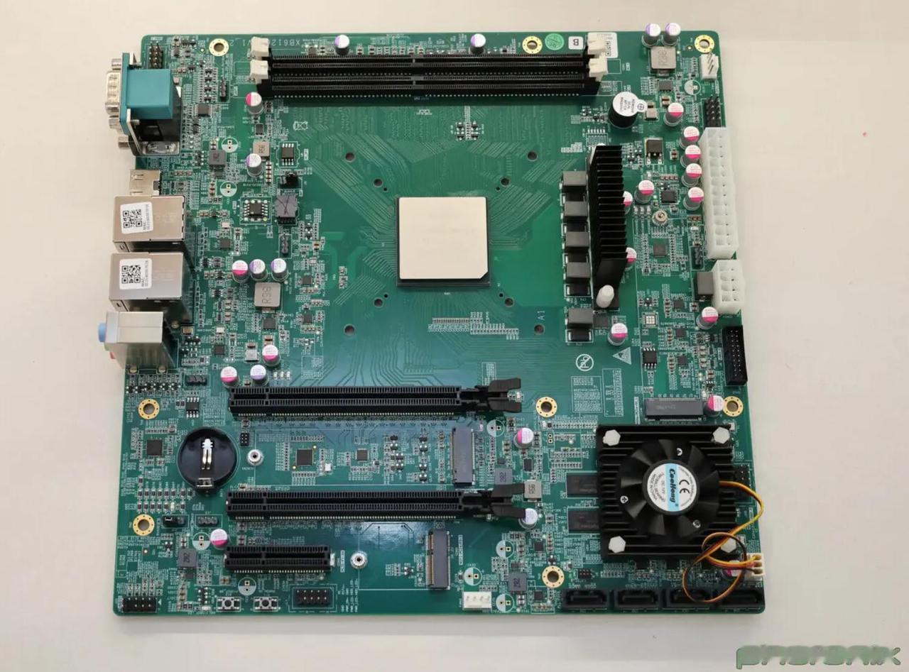 不吹不黑，龙芯作为纯国产芯片，这个龙芯3B6000处理器，虽然对标主流桌面处理器