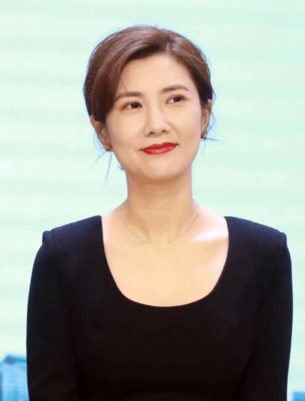 她的长相很特别，算不上很漂亮，但是辨识度很高，年龄大了之后更有一种知性的美。