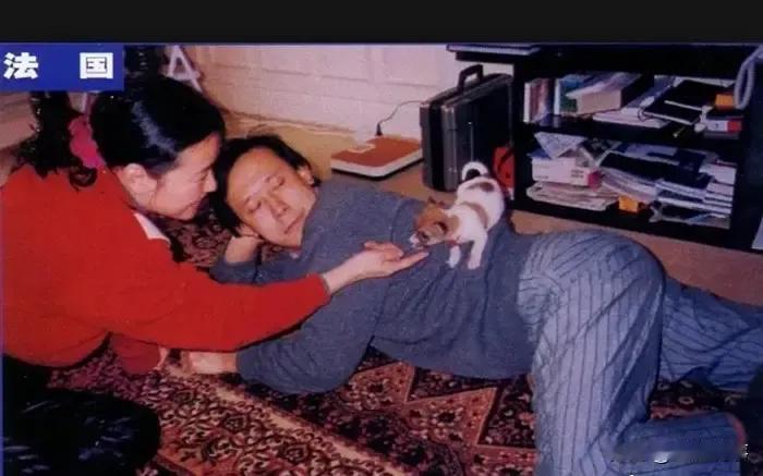 这张照片里的刘晓庆容颜在走下坡线，显然接近中年妇女的模样，再也比不上二十一岁水灵
