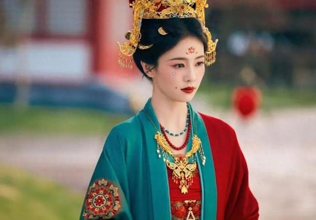 怒了，《莫离》直到黎王上门挑衅，墨修尧才知，叶璃的隐瞒之深，当着墨修尧的面，他把