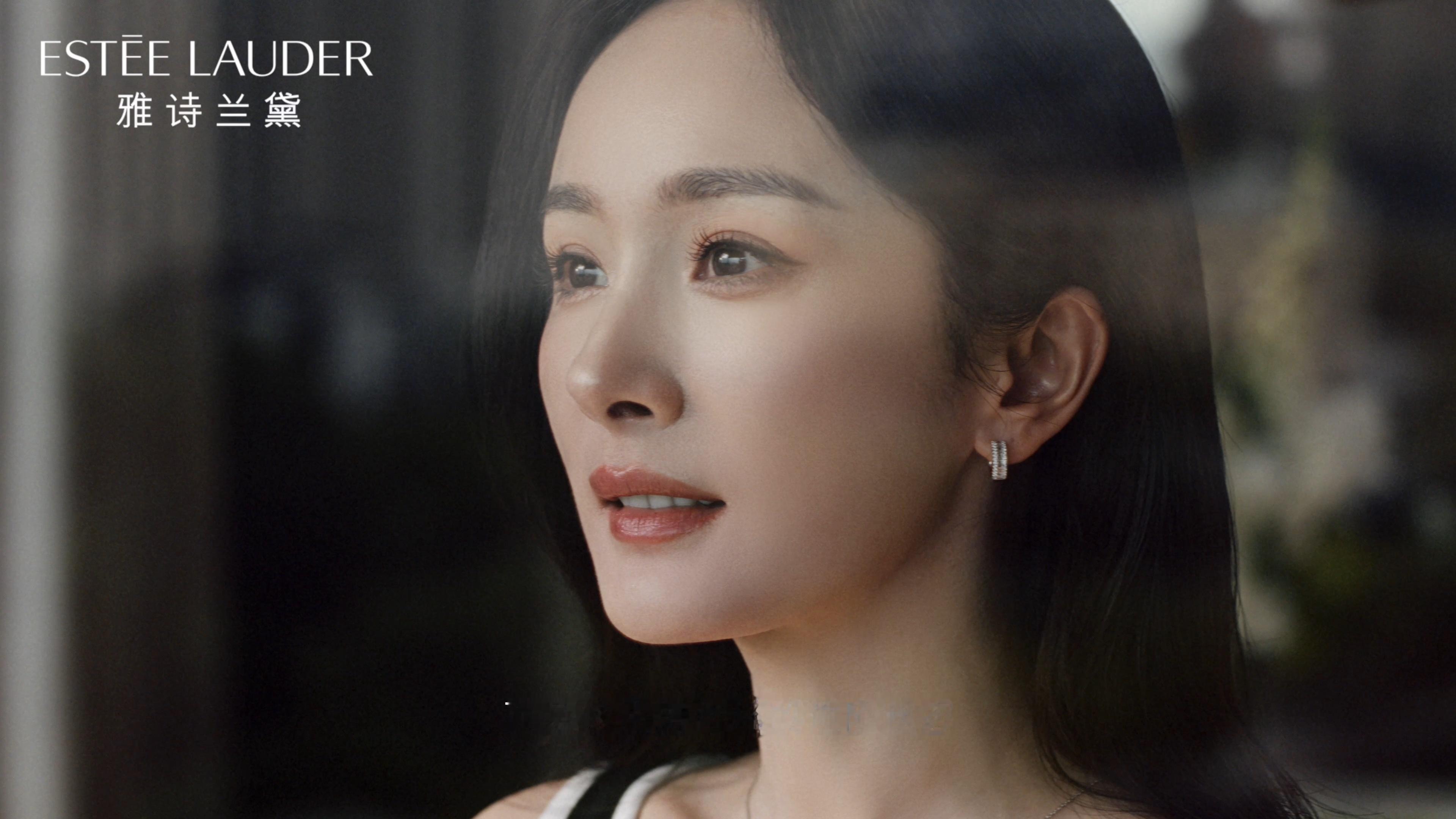 杨幂聊她的全修关系杨幂全新雅诗兰黛TVC，女神娓娓道来属于肌肤的全修关系。镜头