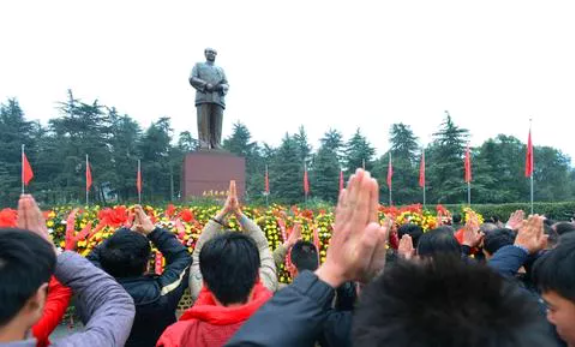 对毛主席我们只能敬仰，不要轻易去质疑，更不要去批评！