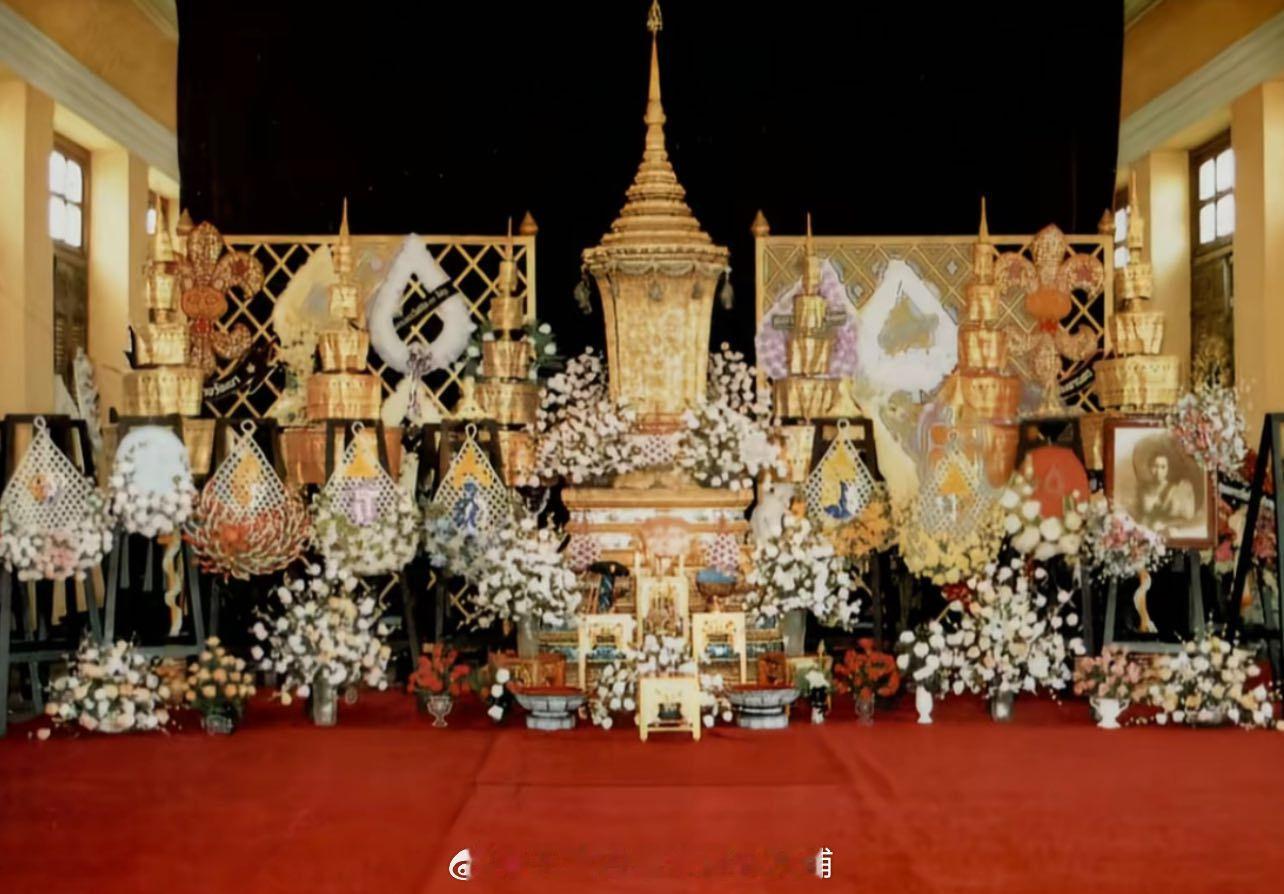 王室王室泰国王室老照片：1984年12月28日，颂妃的外婆索伊亚去世，红唇姐亲