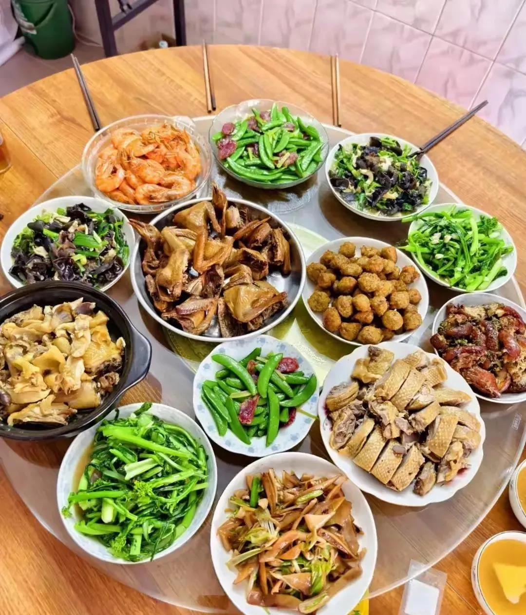 今天我和老公回去看婆婆了，走之前我们就从超市把各种食材都买好了，毕竟回了老家不是