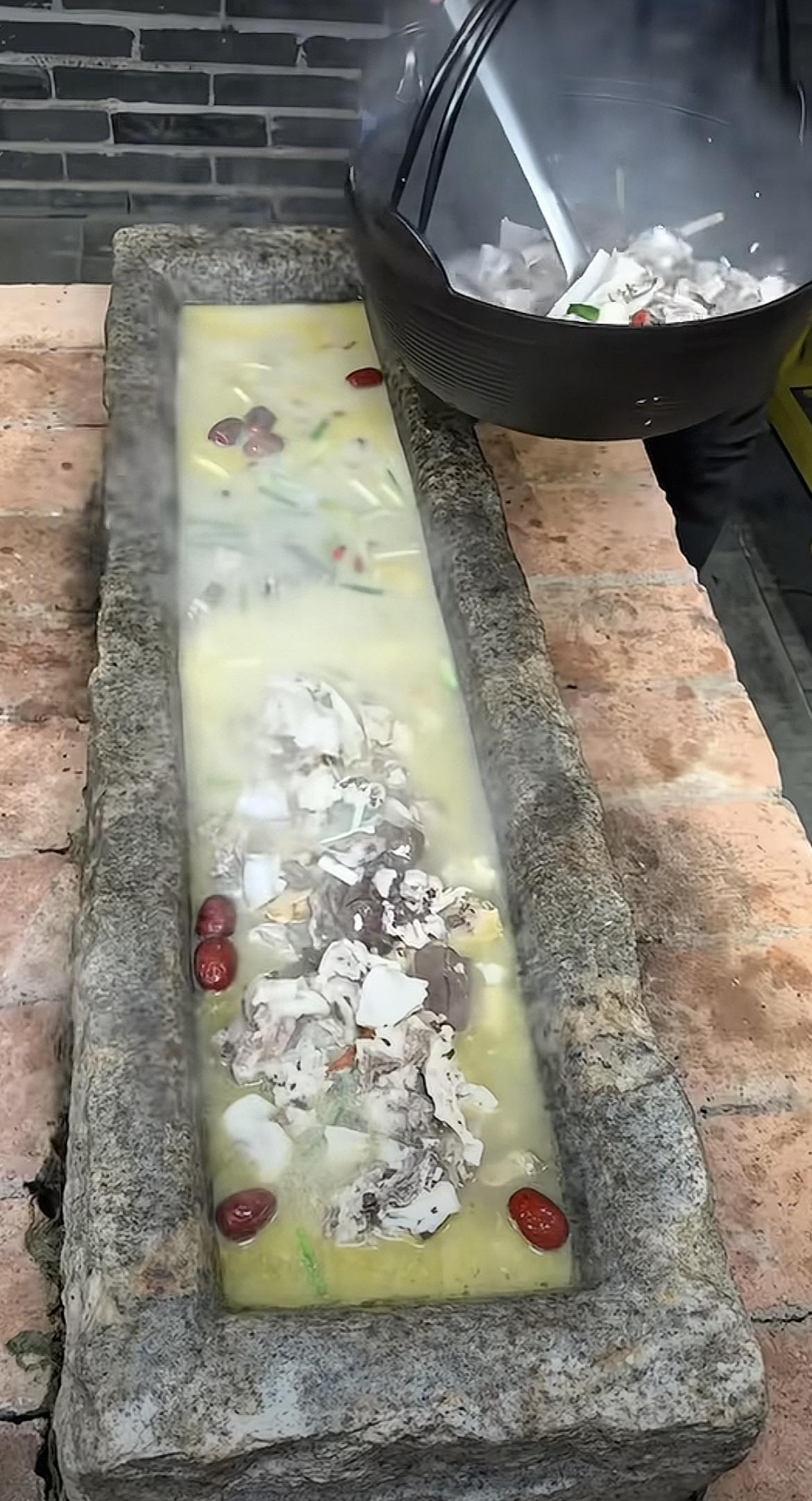 网上看到的网红饭店用餐现场，这不是用猪槽盛饭吗，看颜色好像以前真的用过，不是新的