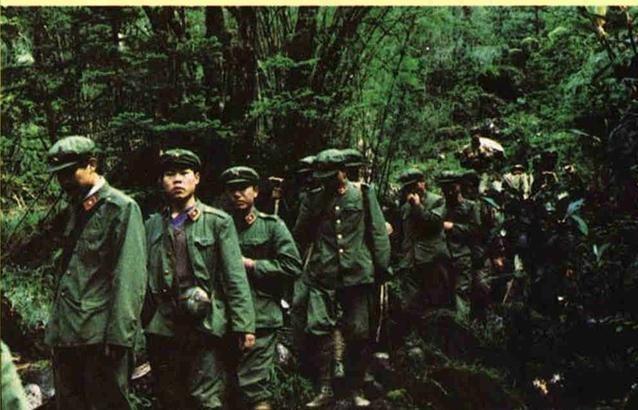 在1985年反蚕食斗争中，直升机将牺牲边防团长遗体运回，感动牧民们含泪送别！1