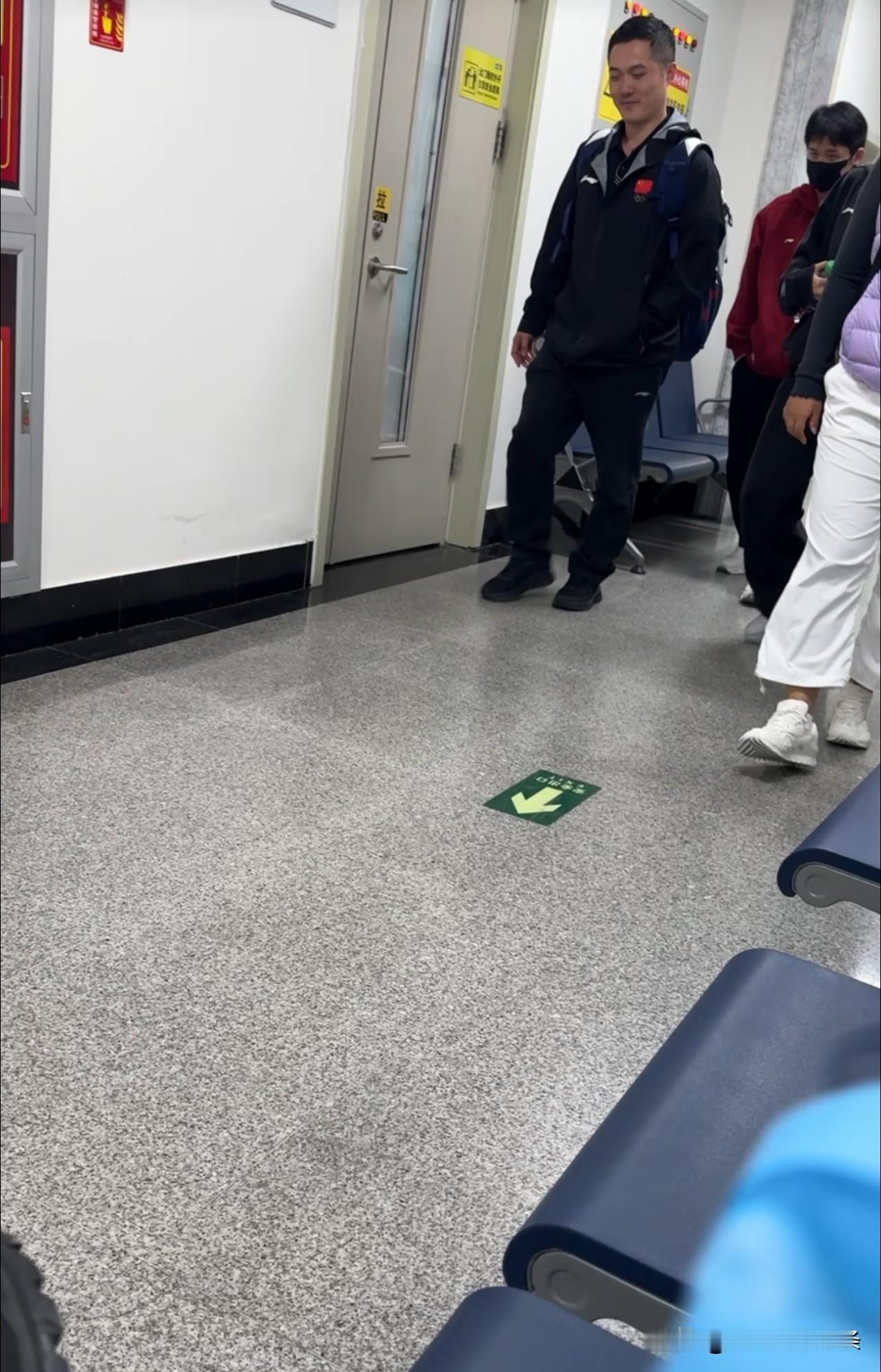 网友在北京体总下属的体育医院看见林诗栋了，由体能教练五竹叔陪着，看的关节运动创伤