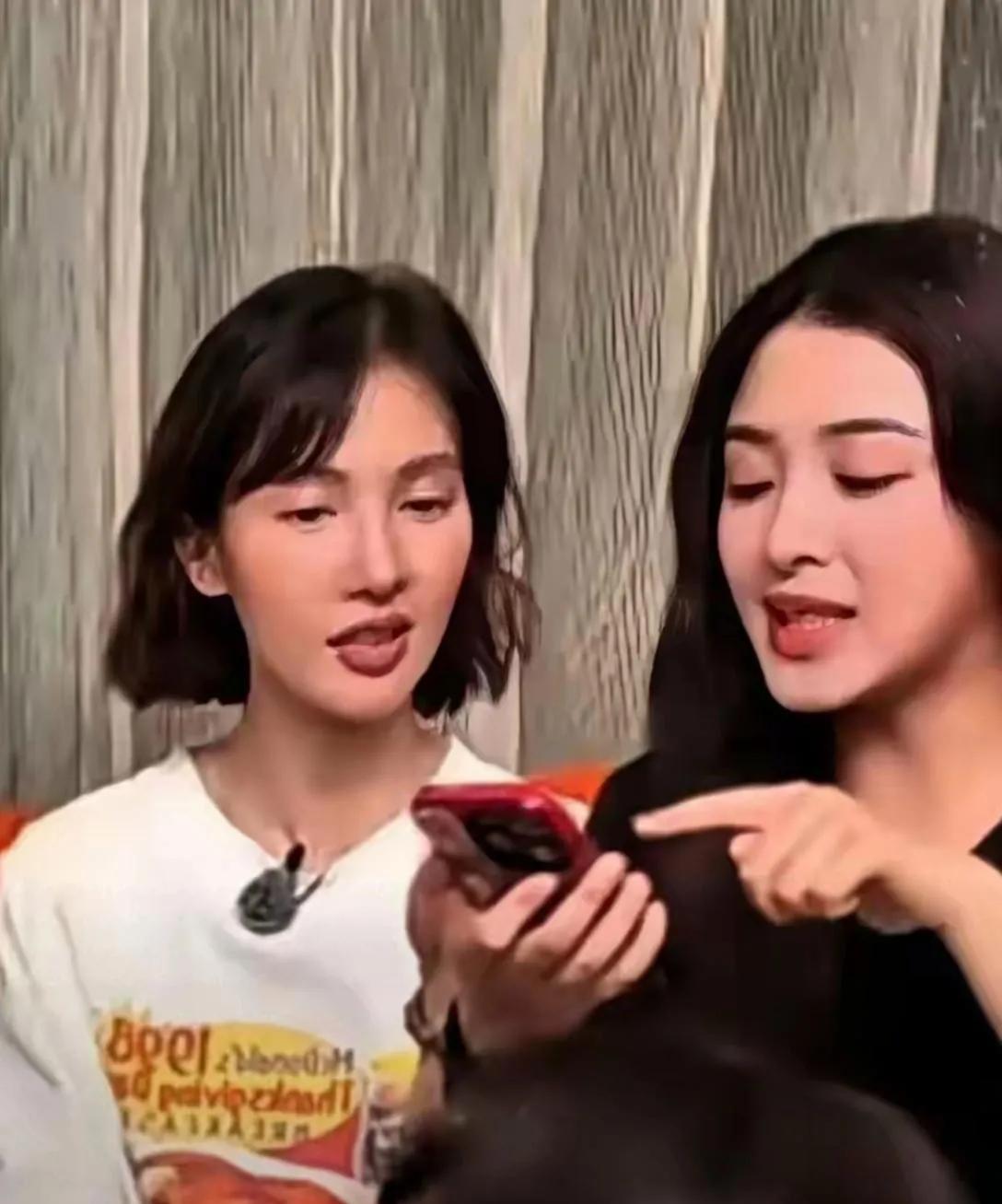 感觉金晨越来越'丑'了，发型老气，嘴歪明显，与一旁的美女一对比，男相十足，你看是